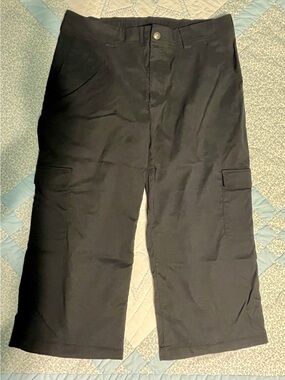 Duluth Women’s size 16 wide leg Dry on the Fly capris, black